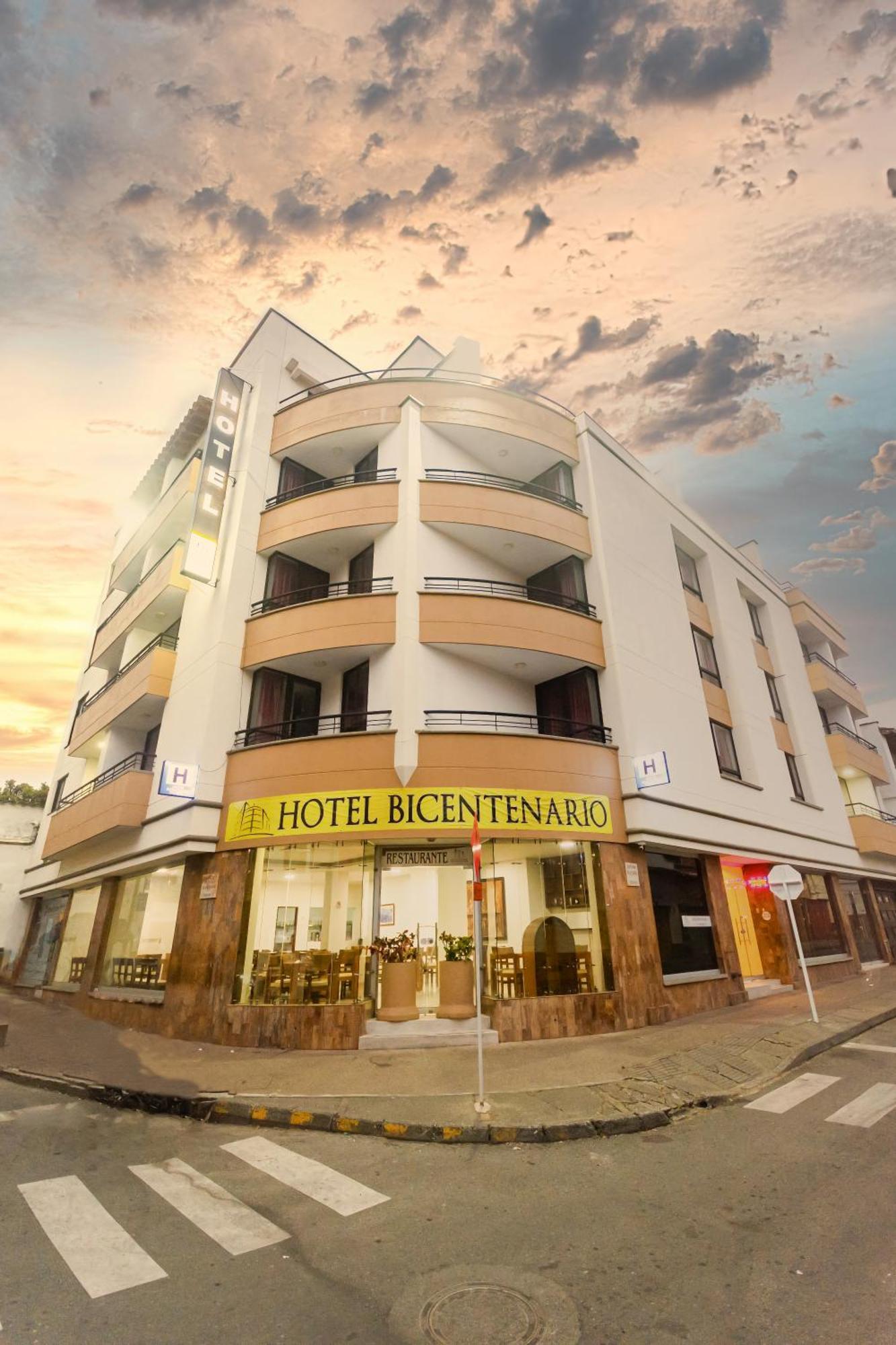 Hotel Bicentenario Ріонегро Екстер'єр фото